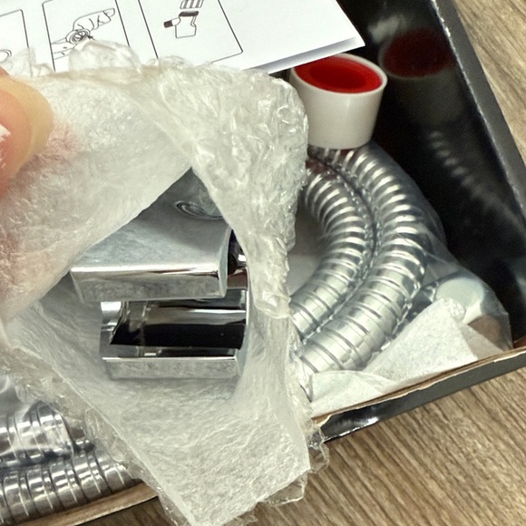 Briout Silver High Pressure Shower Head with Stainless Hose and Adjustable Mount - Picture 5 of 7